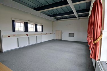 <p>Overzicht van de kantine in de richting van het buffet. </p>
